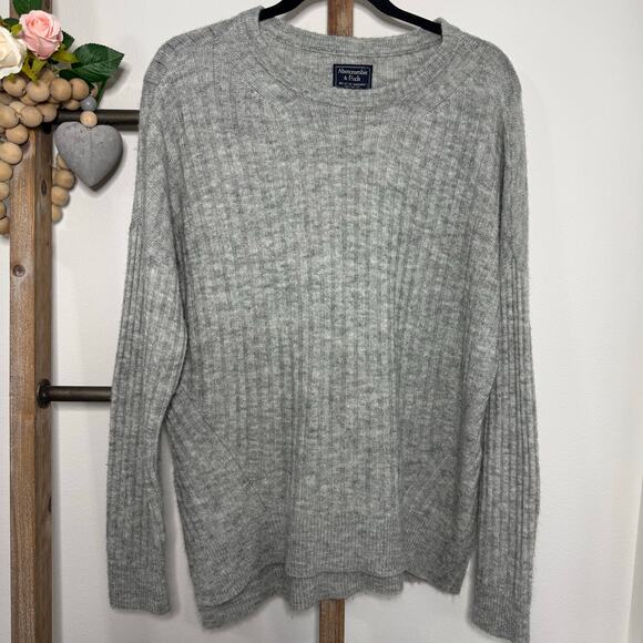 Abercrombie and Fitch Gray Long Sleeve Oversized Sweater Size Small - Picture 3 of 9